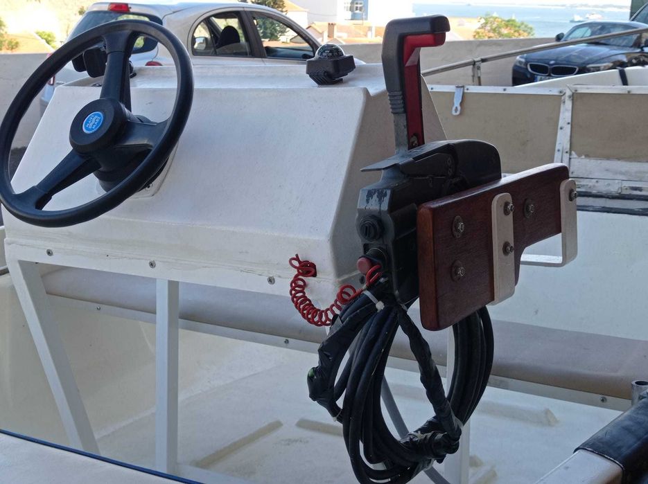 Embarcação de recreio 4,70m 25 HP e respectivo atrelado
