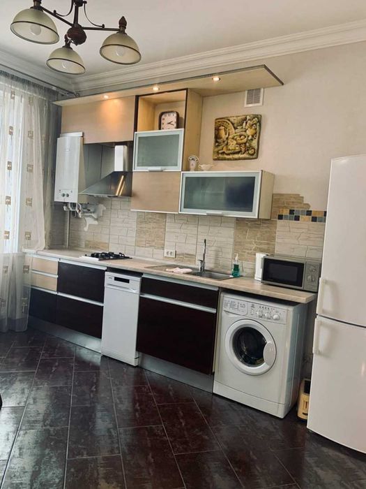 Продам 2 к.квартиру на Жуковского в сталинке. Ремонт. АГВ