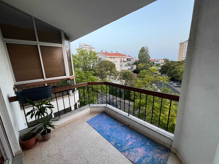 Apartamento T2+ sotão à venda na Rua Eça de Queiroz, Estoril