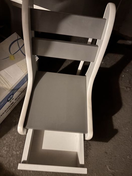 Otwierany stolik i krzesło z szufladą.