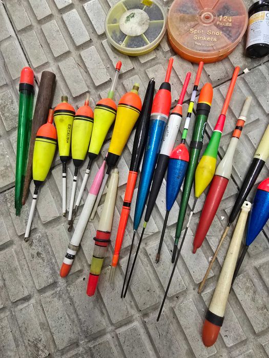 Lote de varias boias de pesca