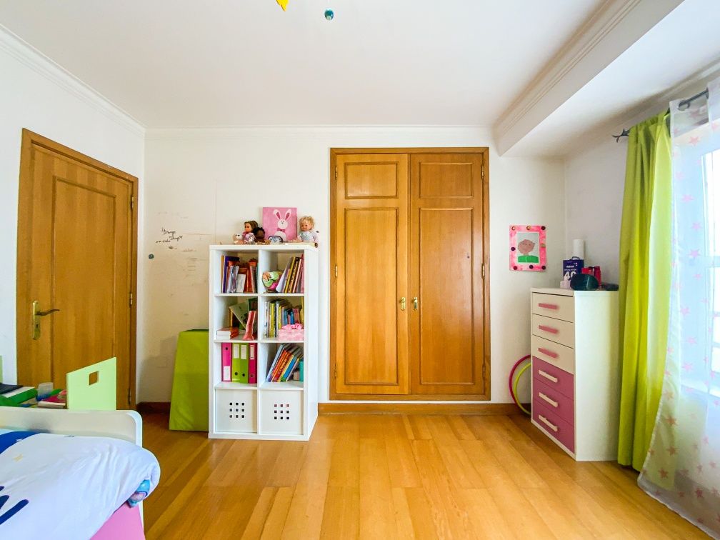 Mobiliário para quarto criança- cama, secretária, cómoda, estante
