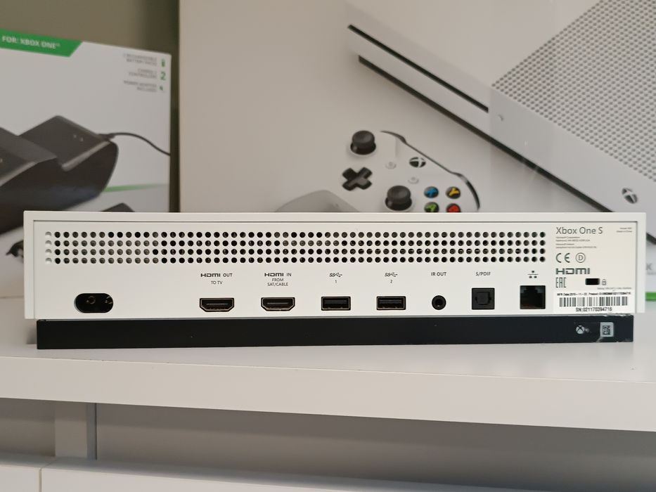 Zestaw Xbox one s 1Tb 2019r  2 pady,ładowarka,8gier