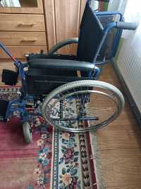 Inwalidzki wózek i chodzik.
