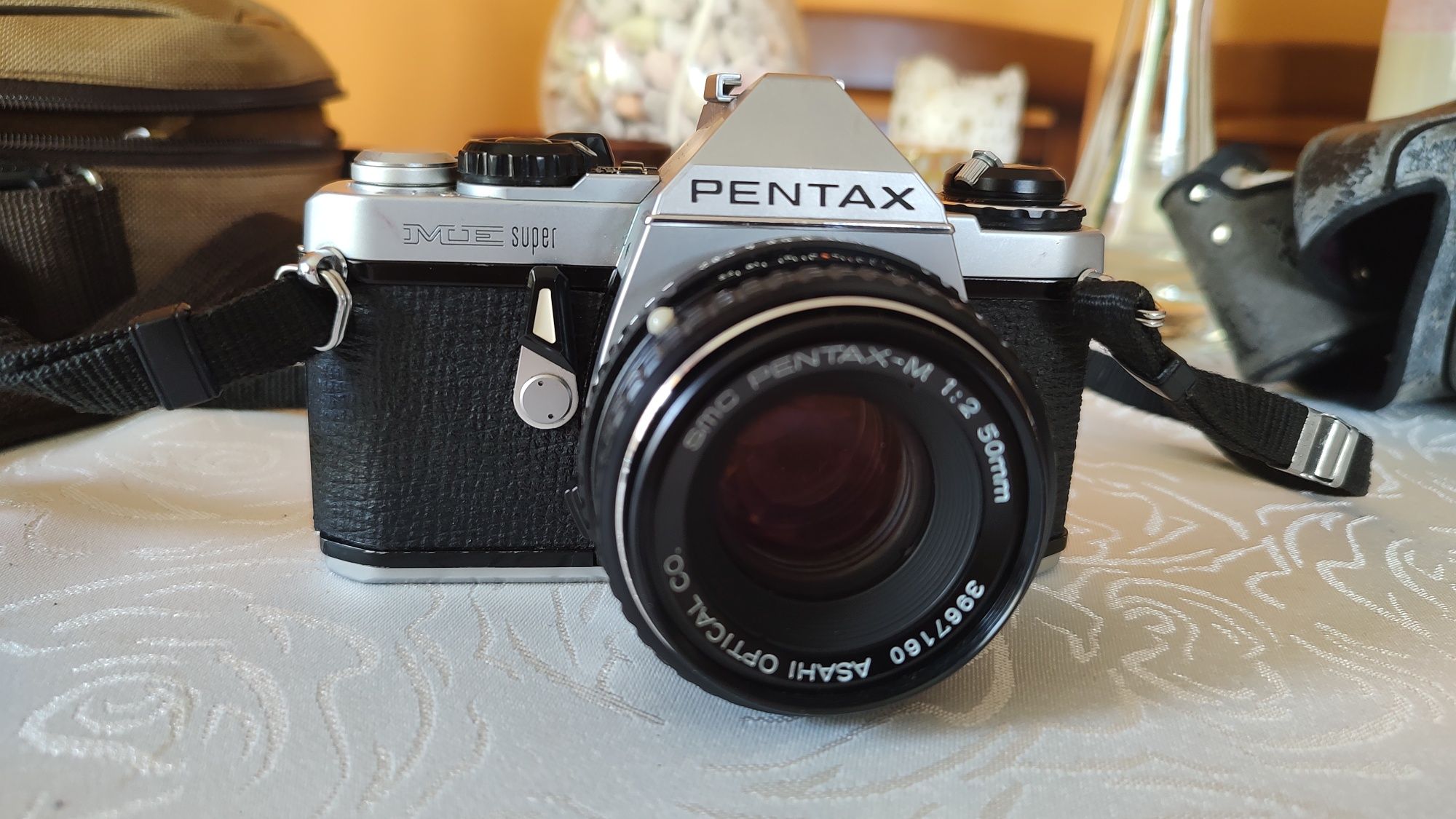 Pentax ME Super z obiektywem 50mm i lampą