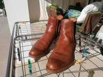 Botas em pele castanha
