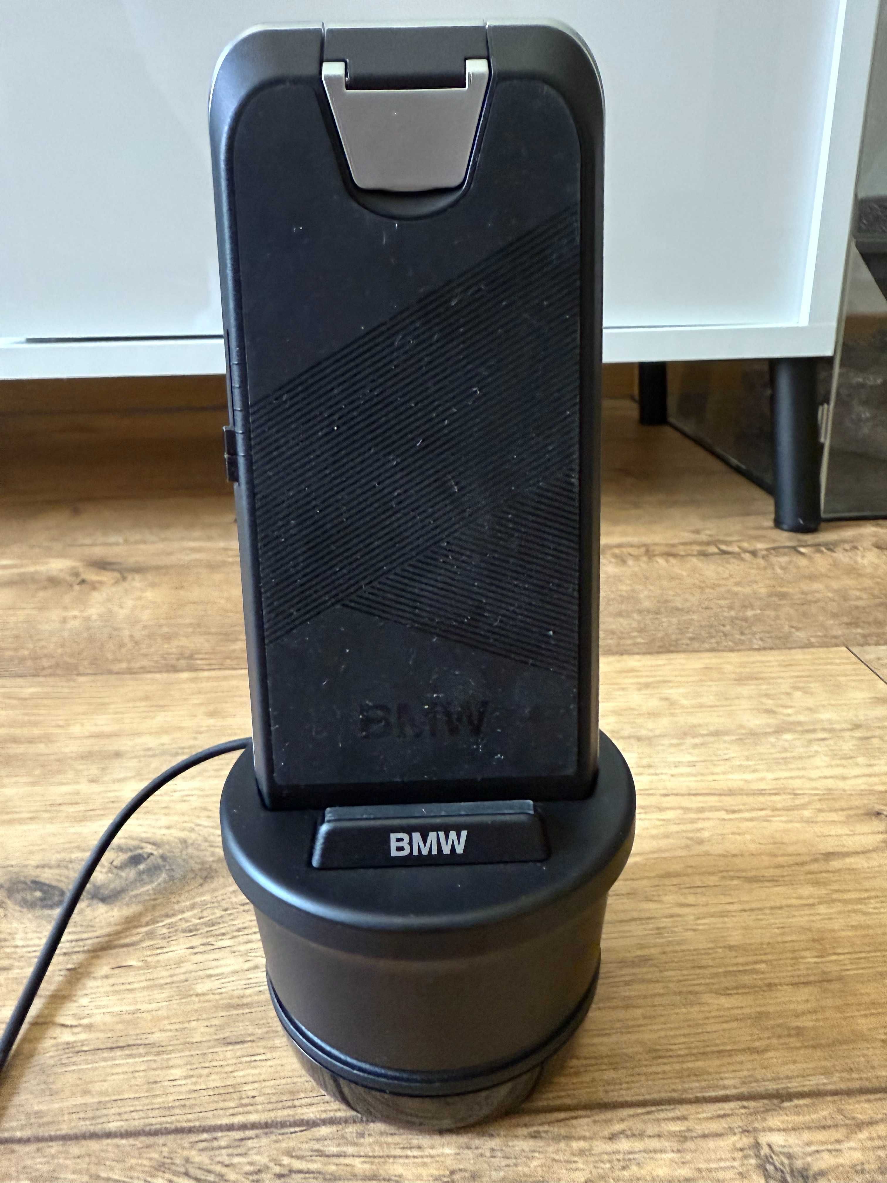 Powerbank BMW do bezprzewodowego ładowania w Cup Folder