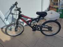 Bicicleta de jovem, preta e vermelha