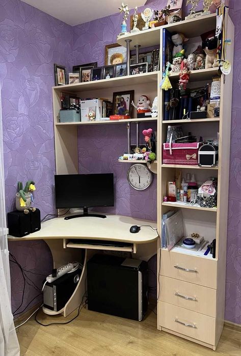 Компьютерный стол с полками, шкафчики