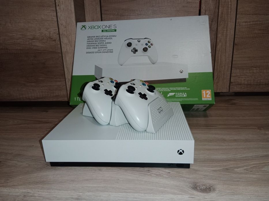 Xbox one s 1TB z stacją ładująca