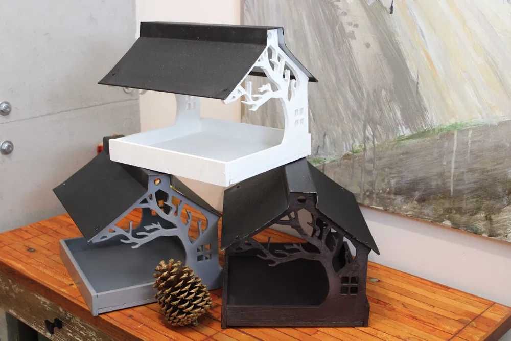 Karmik dla ptaków, oryginalny projekt, trwały daszek z blachy
