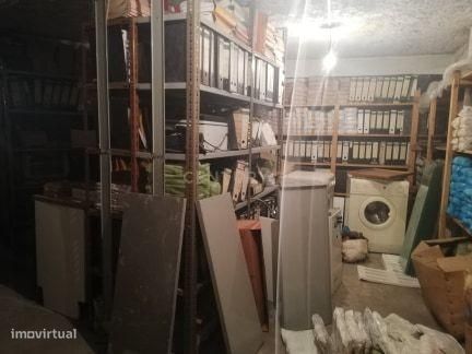 Garagem / Armazém com 132m2