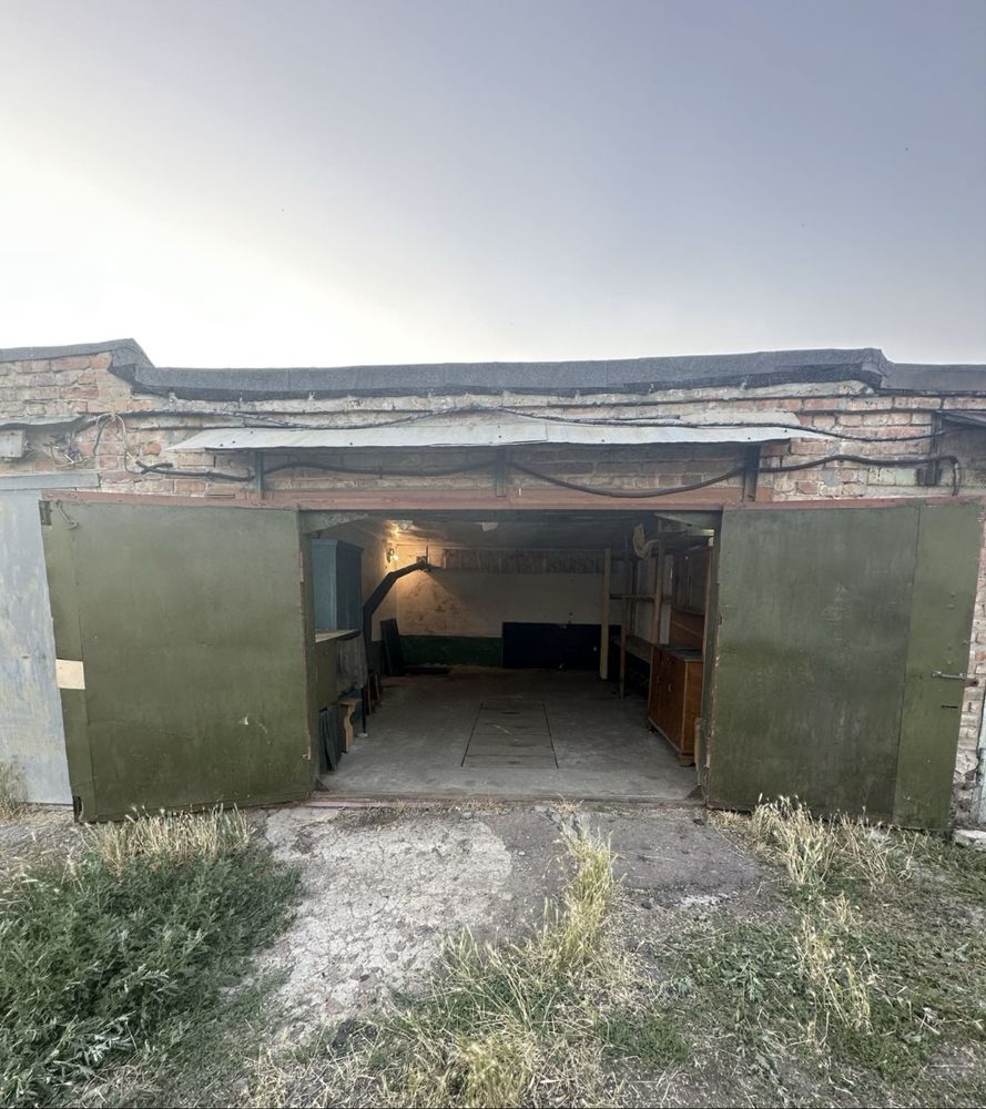 Гараж на біля Макдональдс, ГК9, світло, яма, буржуйка, підвал