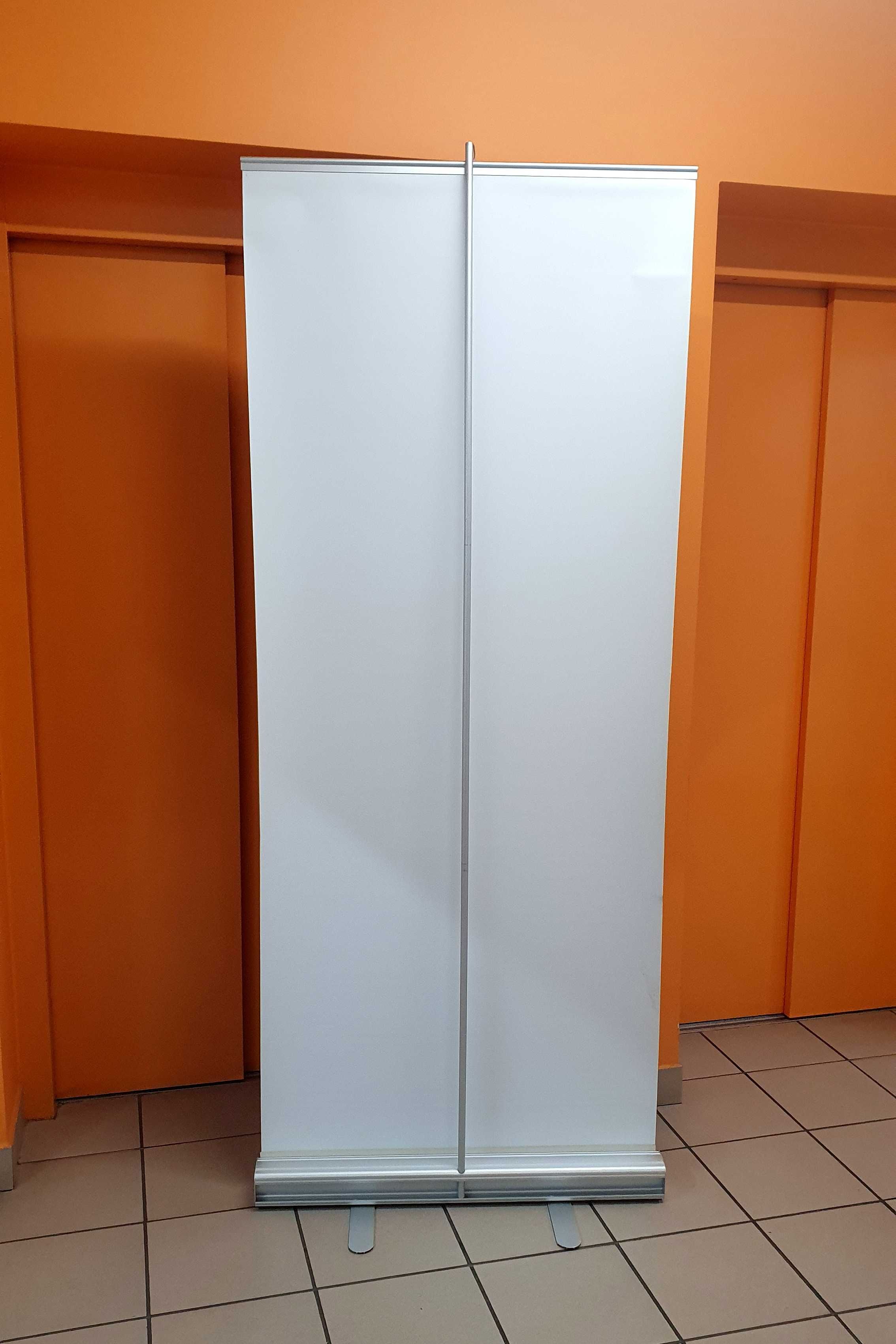 Stojak roll-up z torbą transportową. Pusty, idealny do własnej grafiki
