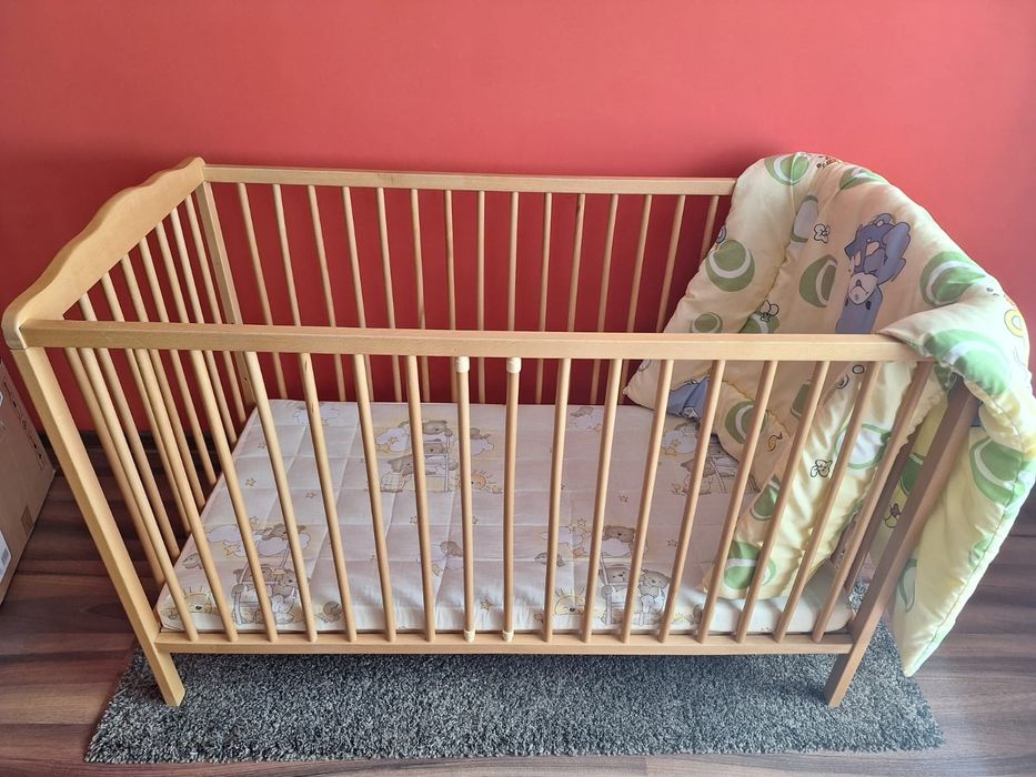 Łóżeczko z materacem i kołderką 120x60 + krzesełko do karmienia