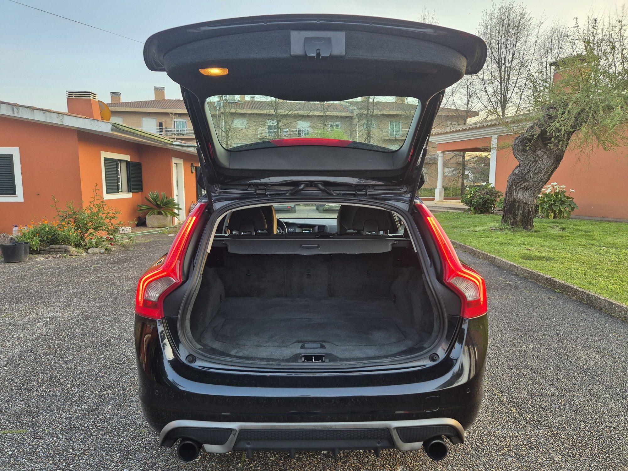 Volvo V60 1.6D R Design Automática