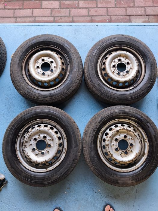 4x Opony Pirelli 7mm z felgami 5,5JX15H2 ET83 5X130 Mercedes sprinter