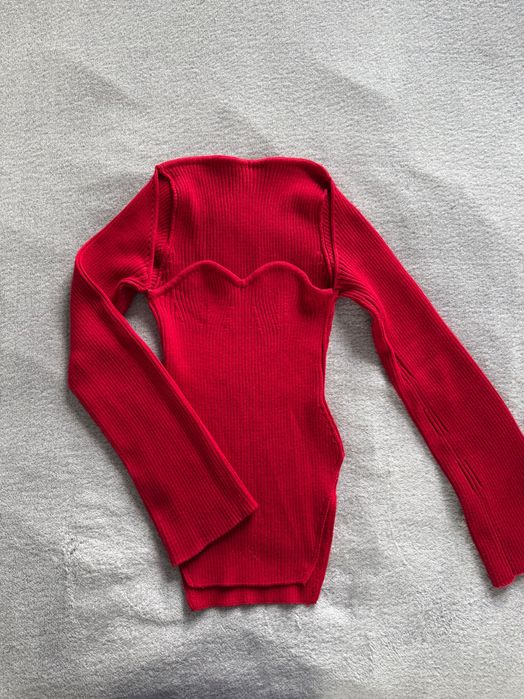 Кофтинка в рубчик з гарним декольте