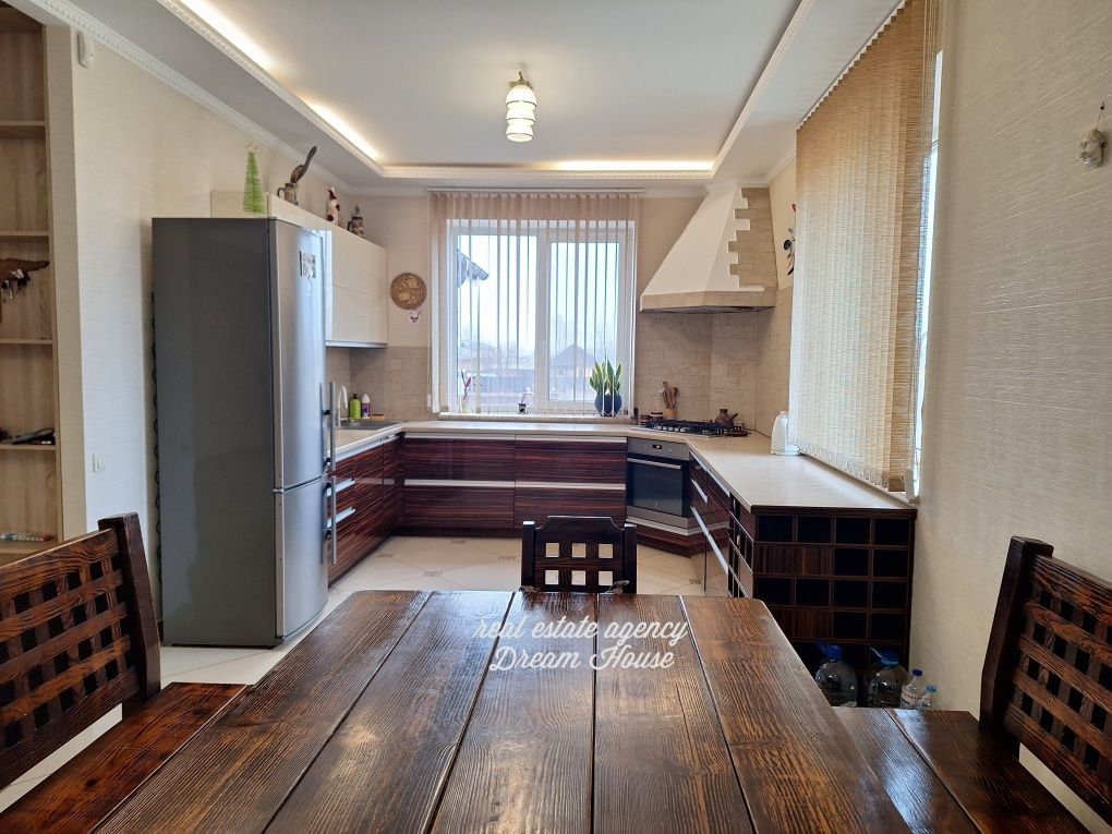 Будинок 300м з гаражом + 1.5 га землі +озеро Бориспіль