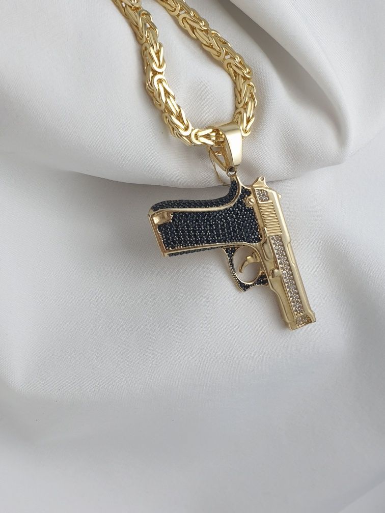 Złota zawieszka pistolet .