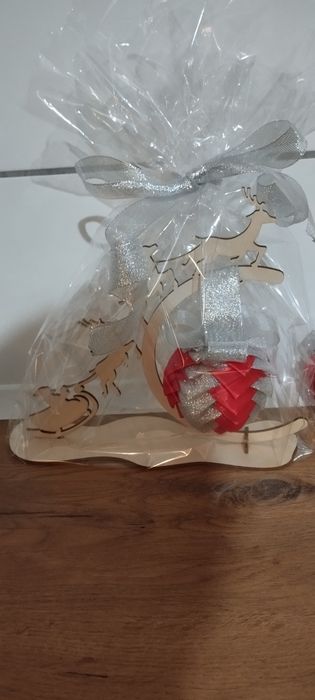 Bombka karczochowa na stojaku na prezent zapakowana