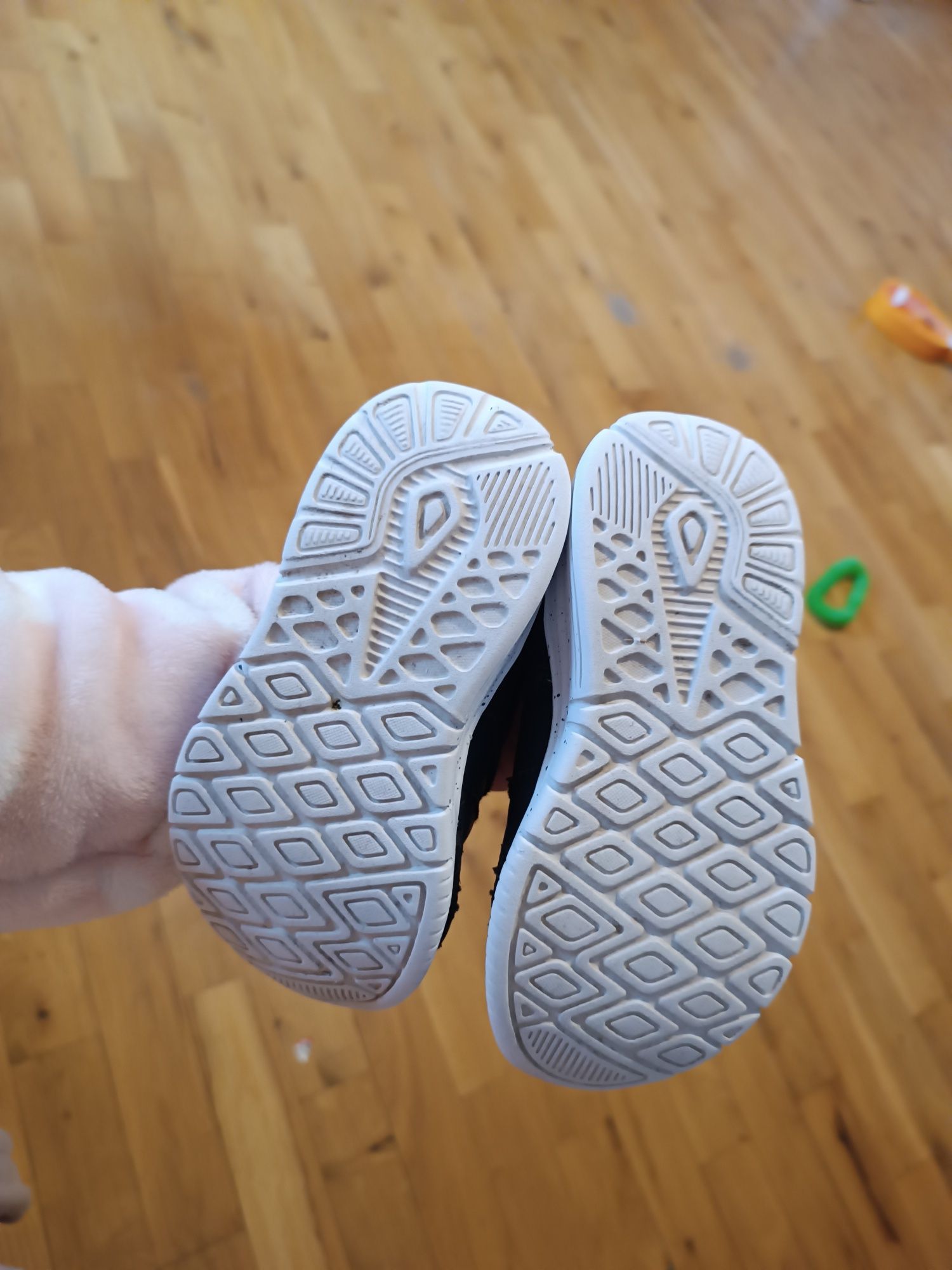 Buty sportowe buciki adidasy z przodu wytarte