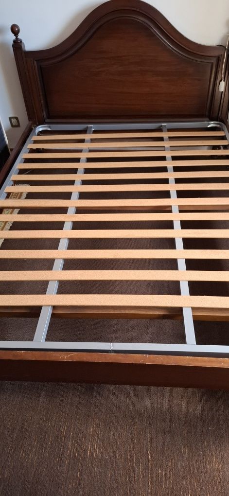 Cama de casal com mesas cabeceira