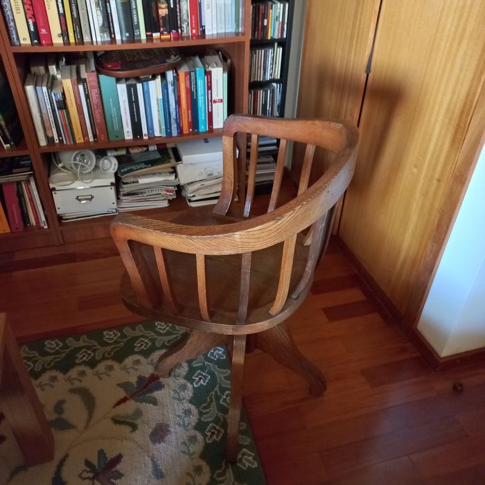 cadeira de escritório antiga.