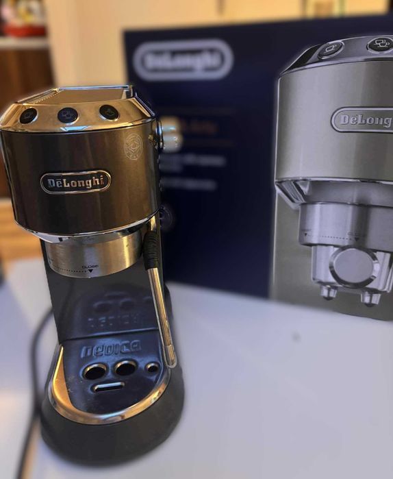 Ekspres kolbowy De’Longhi Dedica EC885.GY + akcesoria - jest gwarancja