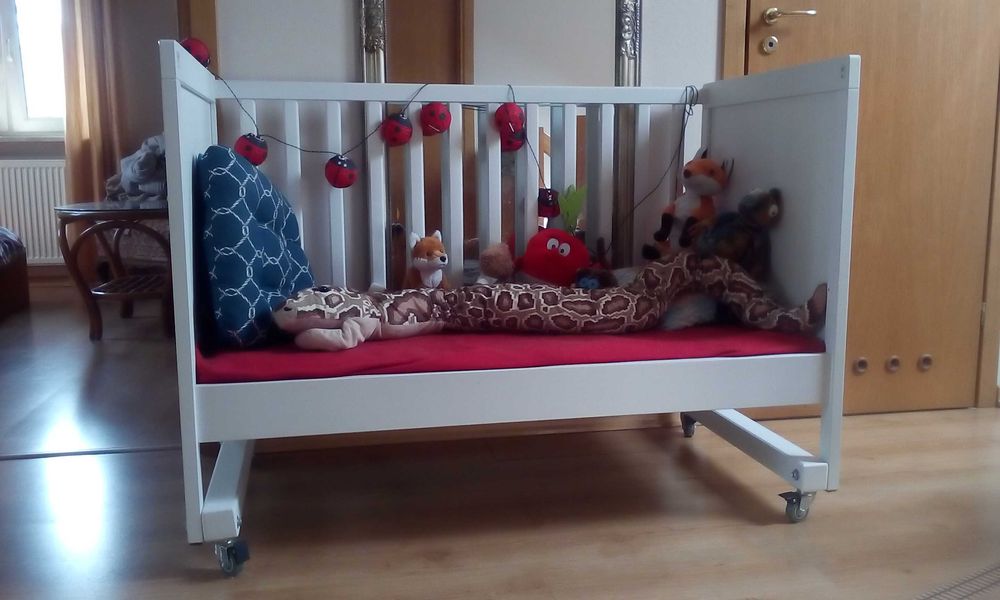 Łóżeczko niemowlęce Sundvik NA KOŁACH + materac gryczany + gratisy