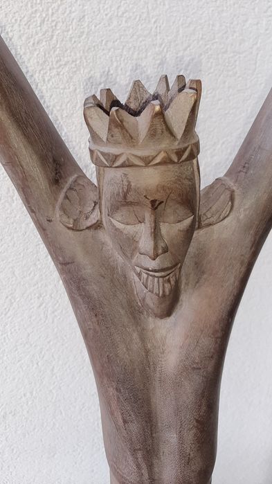 Estátua africana em madeira com mais de 25 anos e feita à mão