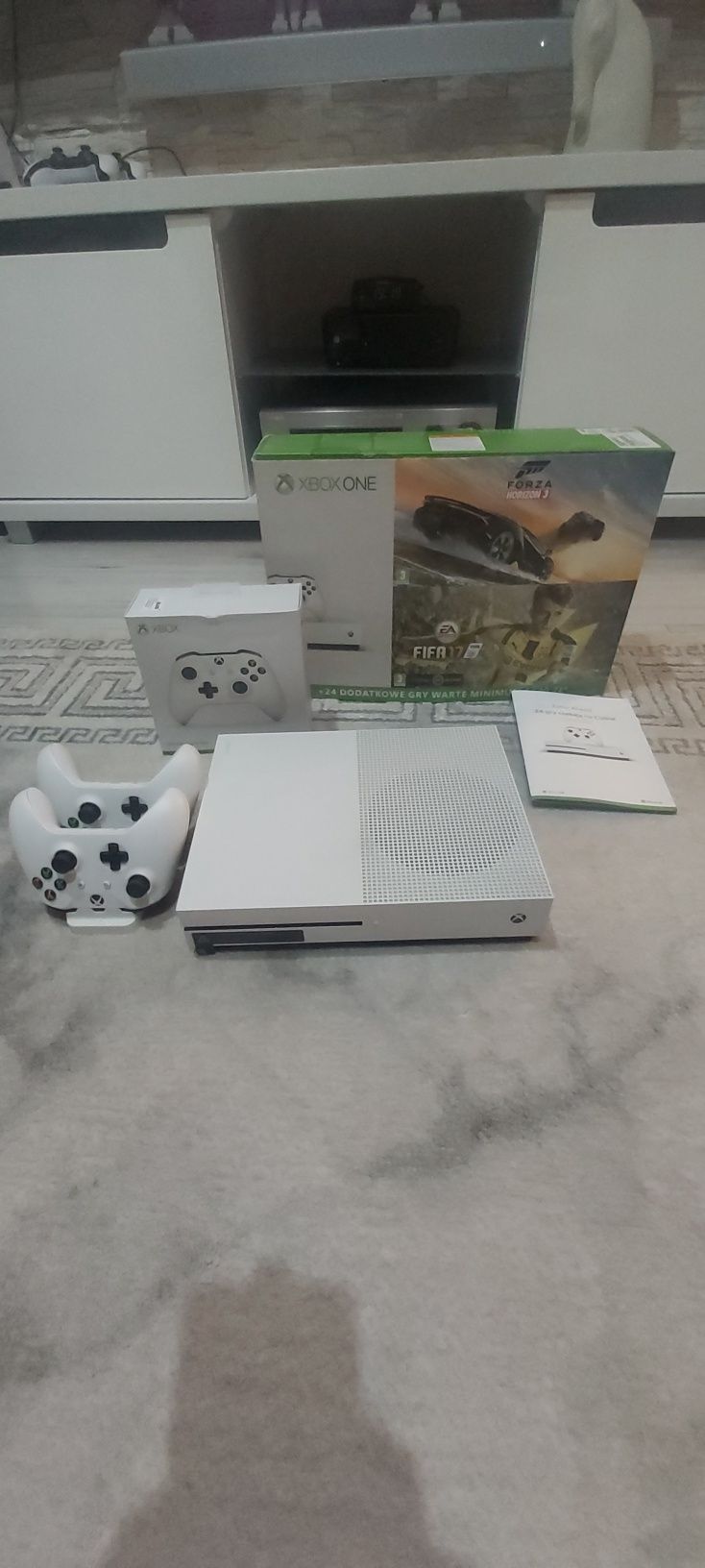 Xbox One + gry +dodatkowy pad+ ładowarka padów