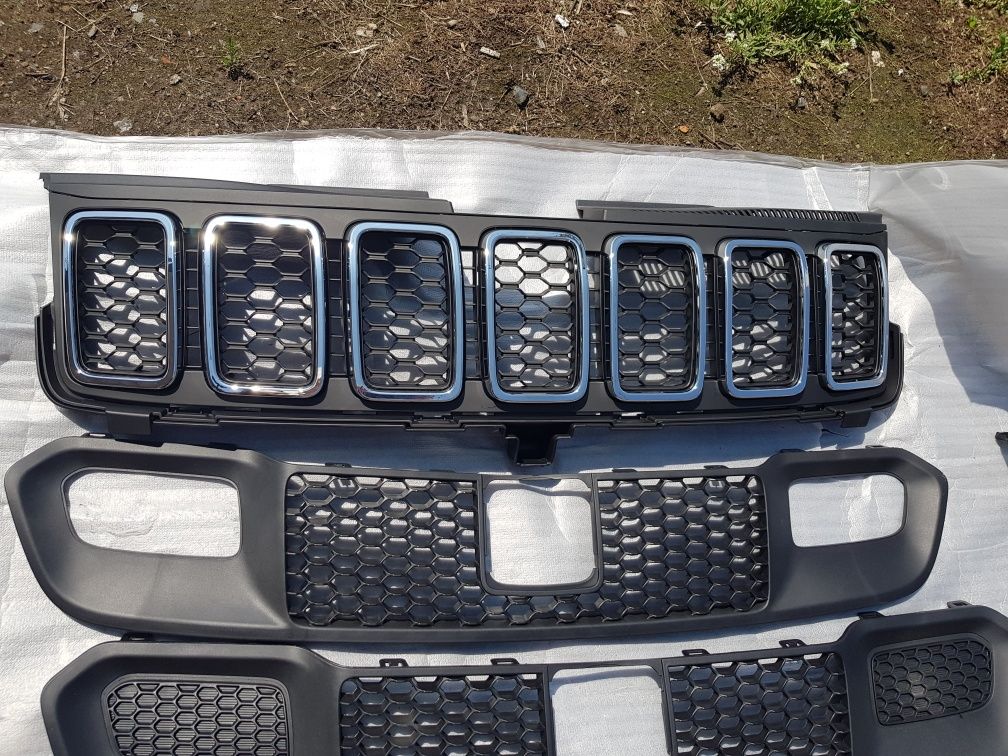 Решітка центральная нижня Jeep Grand Cherokee 17-