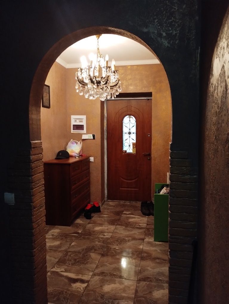 Продам котедж з ремонтом та меблями 160 м², 4 кім., Ременів Терміново