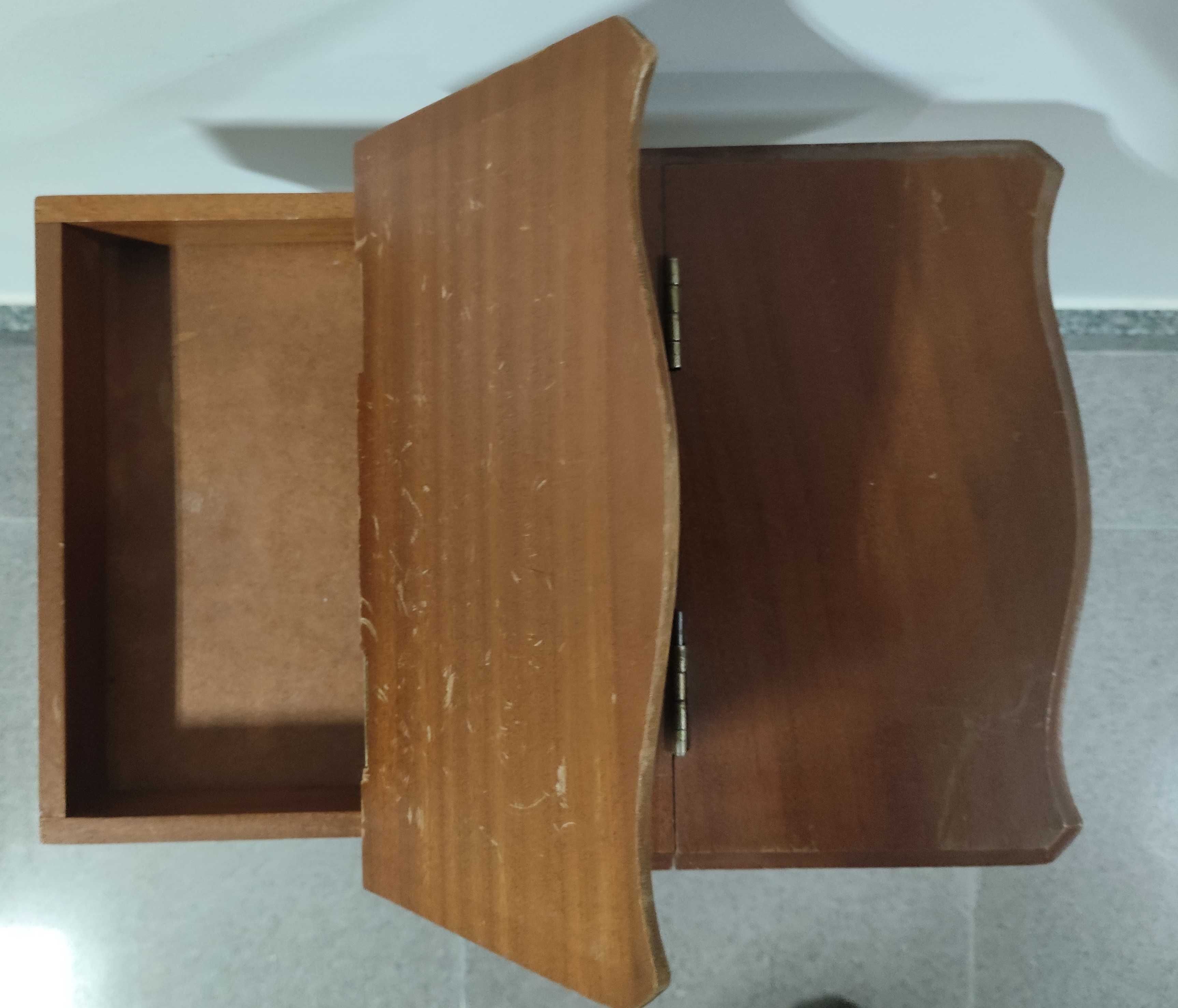 Pequena mesa caixa de costura