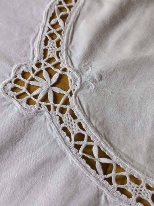 Naperon  com renda e bordados. Impecável