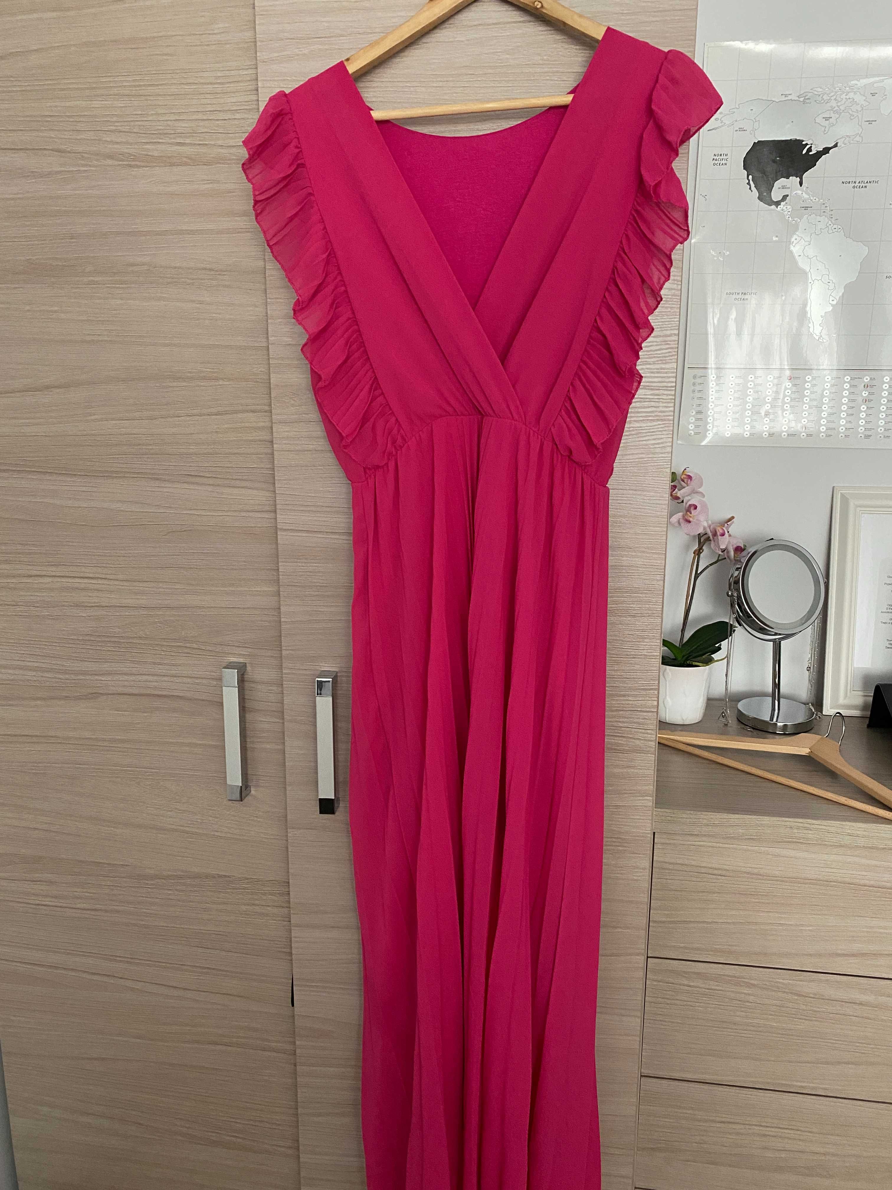 Różowa długa sukienka z falbankami