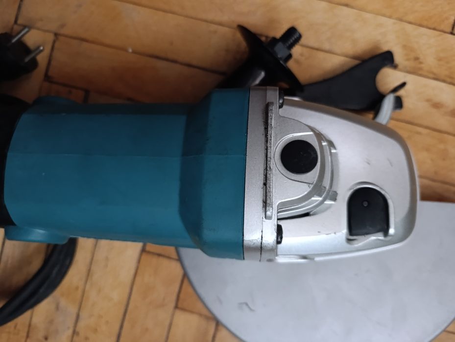 Угловая шлифмашина Makita GA9010C