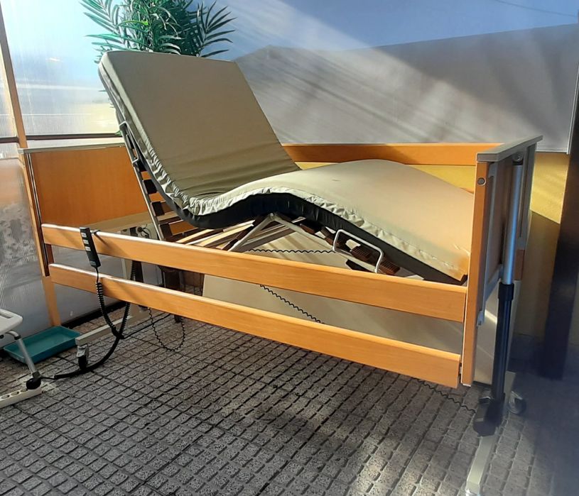 Cama articulada elétrica e elevatória hospitalar