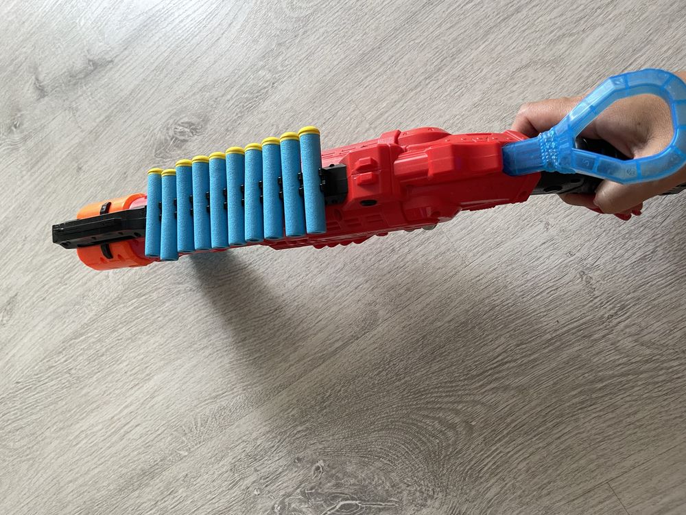 Pistolet Nerf i 43 naboje