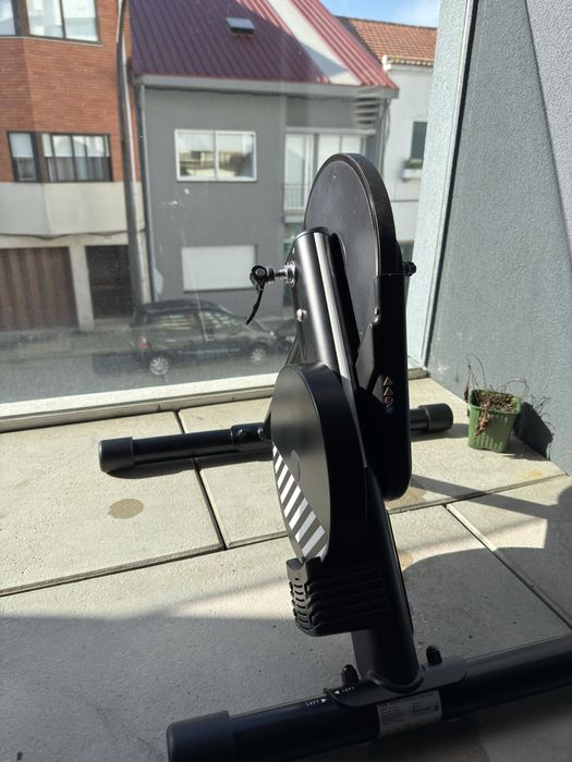 Rolo de treino Van Rysel D100 com Zwift Cog