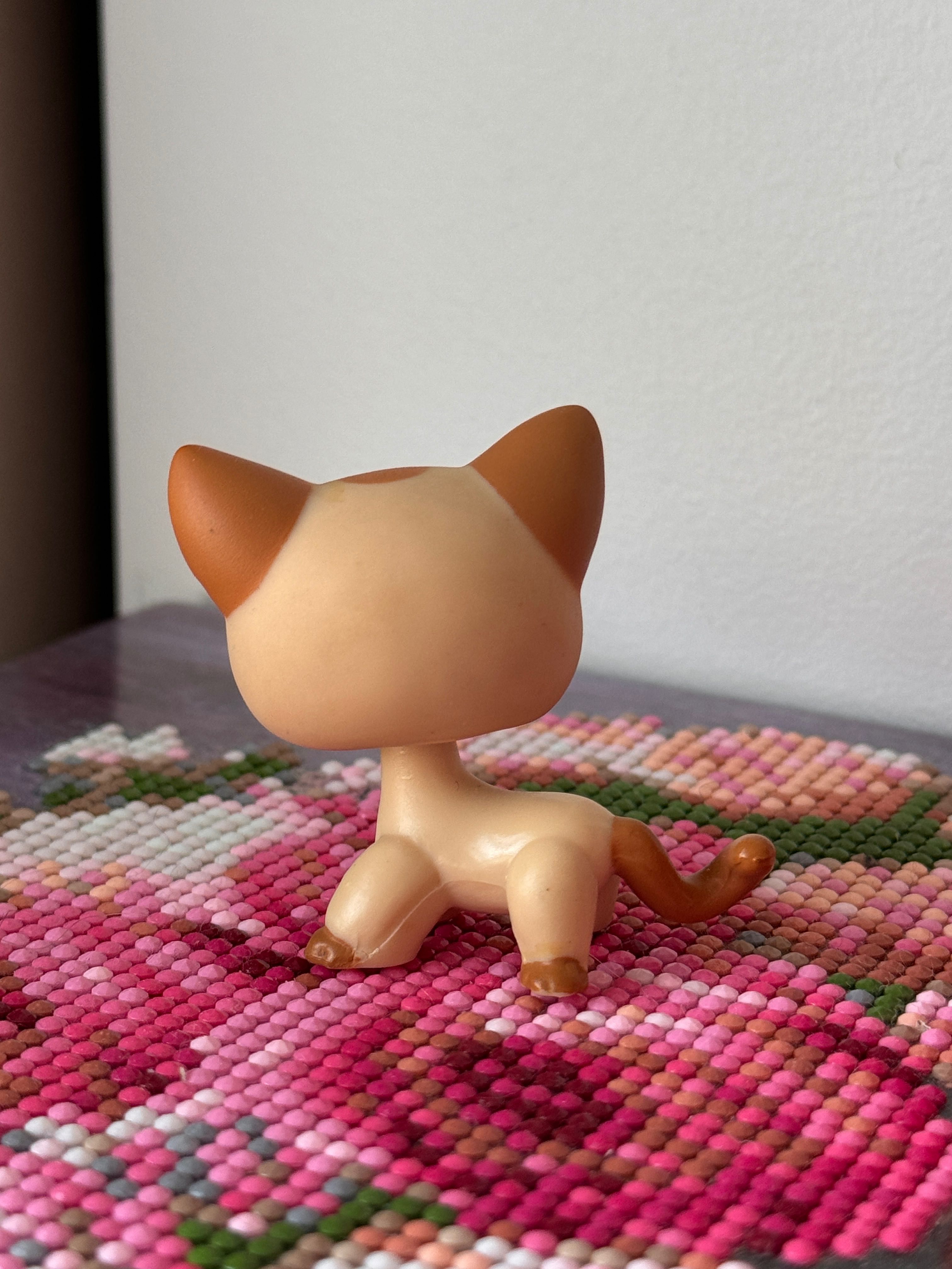 Стоячка челка LPS littlest pet shop кошечка с аксесуаром