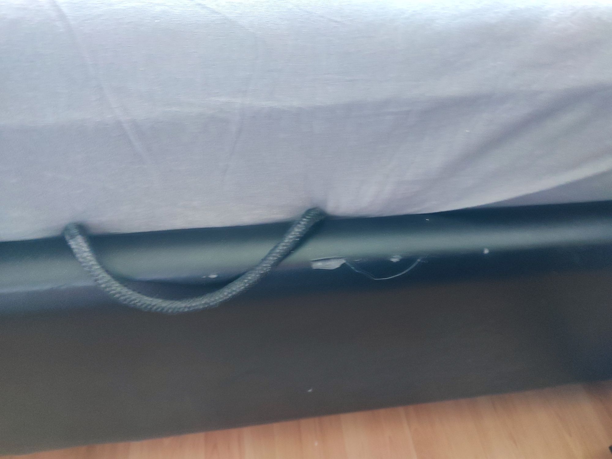 Łóżko na materac 140x200 czarna eko-skóra z pojemnikiem i stelażem