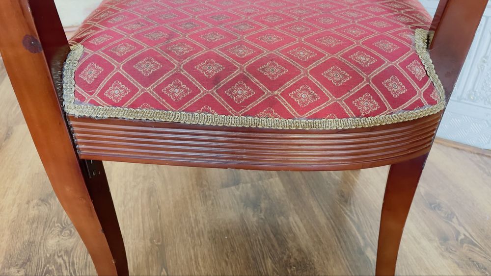 Stylowe tapicerowane krzesła z litego drewna.