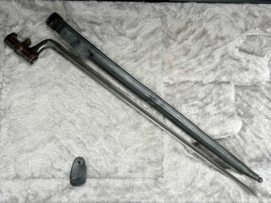 Szwajcarski bagnet tulejowy Stichbayonett M1863 w skórzanej pochwie.