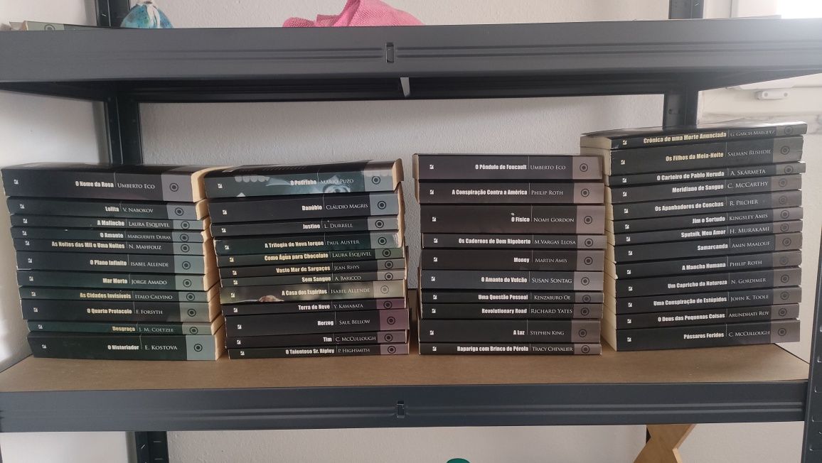 Coleção de autores conhecidos, com 45 volumes da Biblioteca Sábado