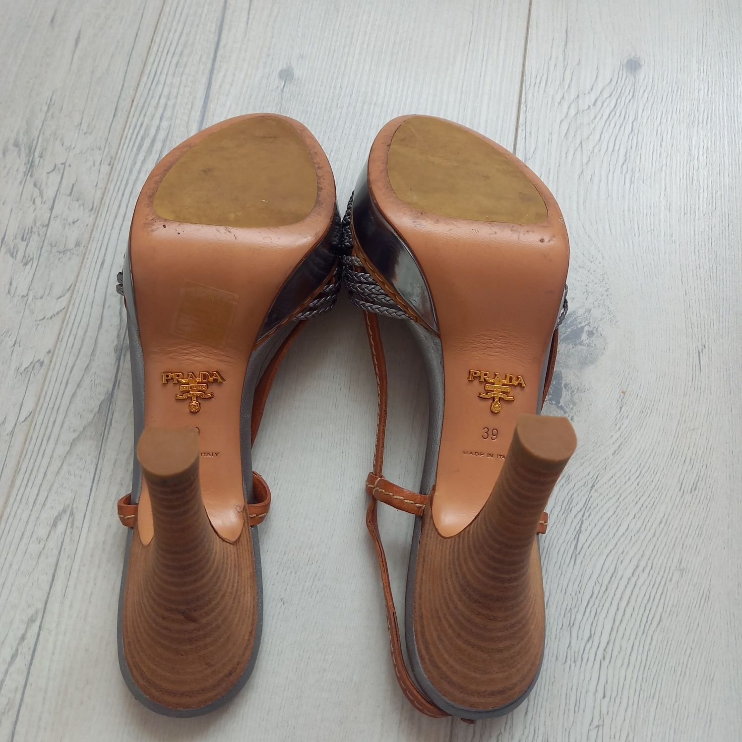 Skórzane buty na obcasie szare srebrne PRADA 39 szpilki paski sandały