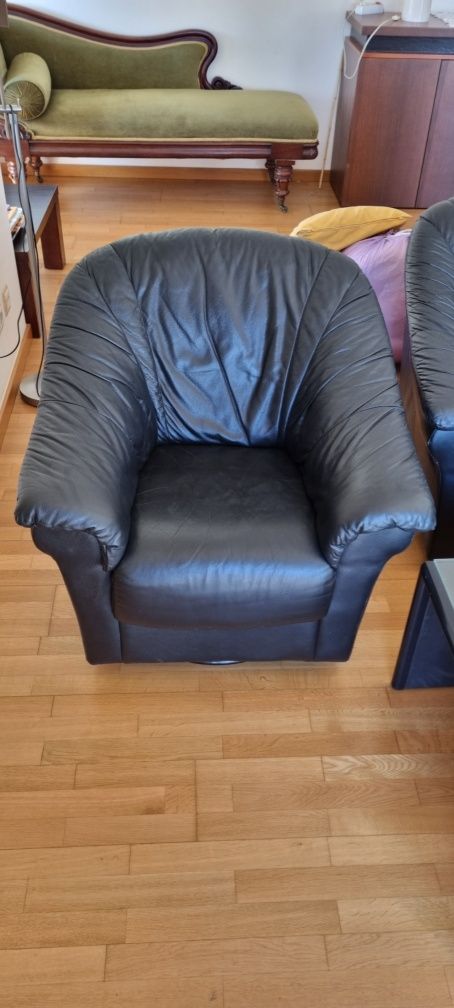 Conjunto sofá, 2 poltronas e mesa de centro
