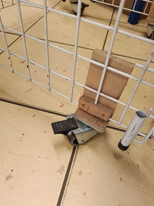 Kosz sklepowy na kółkach