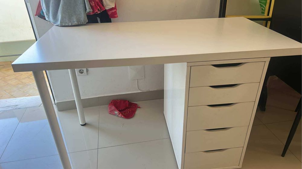 Secretaria branca com gavetas